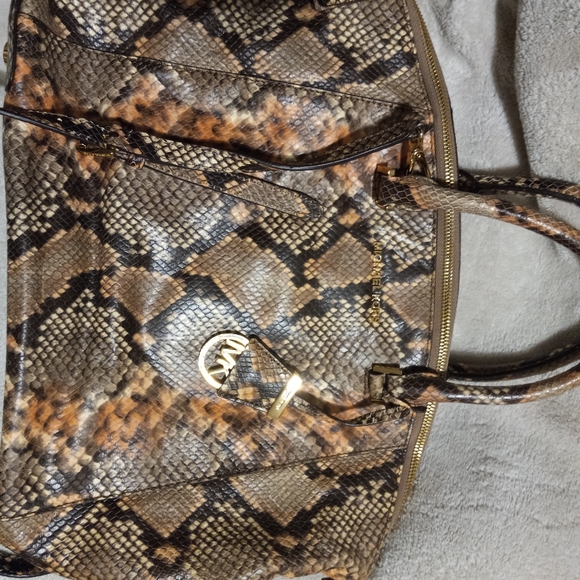 MICHAEL Michael Cantaloupe Cross Body lightly used bag..used twice - Picture 3 of 5